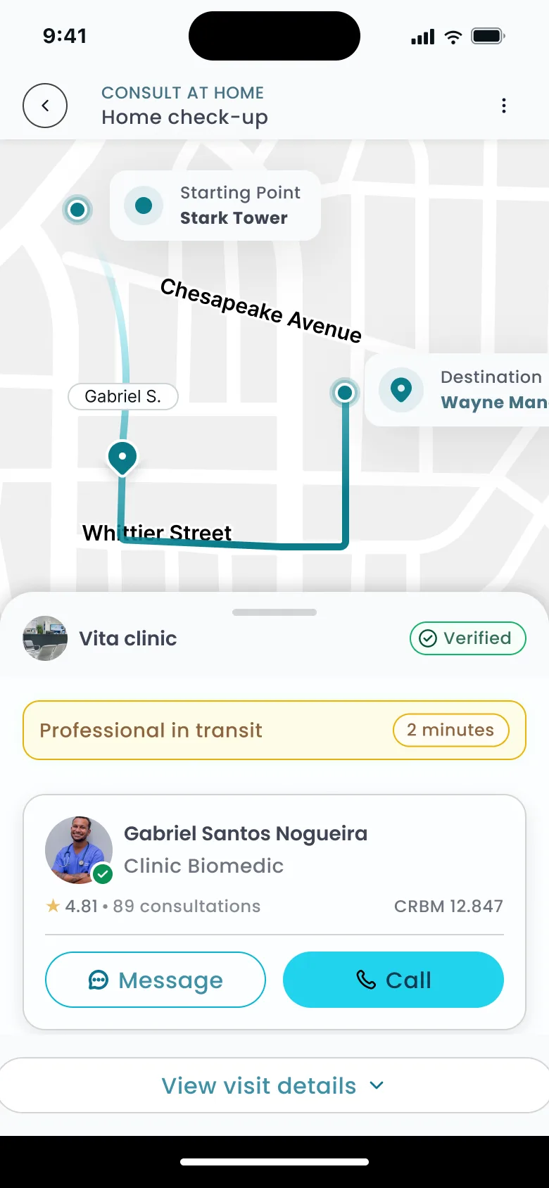 Estado de espera com profissional a caminho, credenciais visíveis, linha do tempo de status